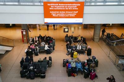 Hinweis Tafel auf den Warnstreik keine Fluege am Hamburger Helmut Schmidt Airport in Fuhlsbuettel Sonntag 09,03.2025 Vorgezogener unangekuendigter Warnstreik am Flughafen sorgt f?r viel Frust bei den Flugreisenden k?nnen nicht in den urlaub fliegen Eigentlich soltte der Warnstreik am Flughafen erst in der Nacht von Sonntag auf Montag beginnen aber die Gewerkschaft Verdi hatte seine Mitglieder kurzfristig ohne das vorher gross anzuk?ndigen aufgerufen bereits ab Sonntag morgen zu streiken Hamburg Deutschland *** Notice board on the warning strike no flights at Hamburg Helmut Schmidt Airport in Fuhlsbuettel Sunday 09,03 2025 Early unannounced warning strike at the airport causes a lot of frustration among air travelers can not fly on vacat-stock-foto