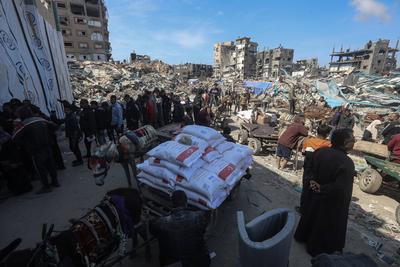 The United Nations Relief and Works Agency for Palestine Refugees in the Near East (UNRWA) continues to distribute flour bags to the residents of the Gaza Strip in Jabalia camp-stock-foto