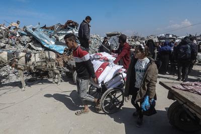 The United Nations Relief and Works Agency for Palestine Refugees in the Near East (UNRWA) continues to distribute flour bags to the residents of the Gaza Strip in Jabalia camp-stock-foto