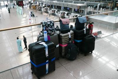 Koffer Taschen Gepaeck der Reisenden am Hamburger Helmut Schmidt Airport in Fuhlsbuettel Sonntag 09,03.2025 Vorgezogener unangekuendigter Warnstreik am Flughafen sorgt f?r viel Frust bei den Flugreisenden k?nnen nicht in den urlaub fliegen Eigentlich soltte der Warnstreik am Flughafen erst in der Nacht von Sonntag auf Montag beginnen aber die Gewerkschaft Verdi hatte seine Mitglieder kurzfristig ohne das vorher gross anzuk?ndigen aufgerufen bereits ab Sonntag morgen zu streiken Hamburg Deutschland *** Suitcases bags luggage of travelers at Hamburg Helmut Schmidt Airport in Fuhlsbuettel Sunday 09,03 2025 Early unannounced warning strike at the airport causes a lot of frustration among air travelers can not fly on vacation Actually, the w-stock-foto