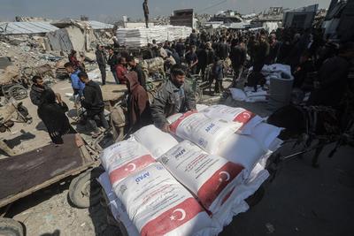 The United Nations Relief and Works Agency for Palestine Refugees in the Near East (UNRWA) continues to distribute flour bags to the residents of the Gaza Strip in Jabalia camp-stock-foto
