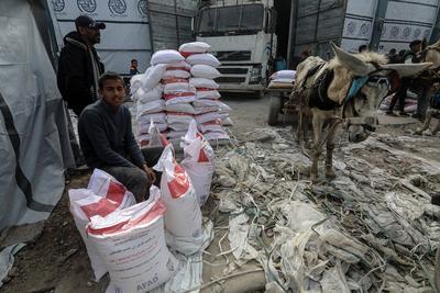 The United Nations Relief and Works Agency for Palestine Refugees in the Near East (UNRWA) continues to distribute flour bags to the residents of the Gaza Strip in Jabalia camp-stock-foto