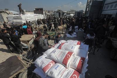 The United Nations Relief and Works Agency for Palestine Refugees in the Near East (UNRWA) continues to distribute flour bags to the residents of the Gaza Strip in Jabalia camp-stock-foto