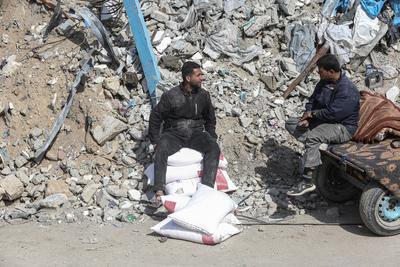 The United Nations Relief and Works Agency for Palestine Refugees in the Near East (UNRWA) continues to distribute flour bags to the residents of the Gaza Strip in Jabalia camp-stock-foto