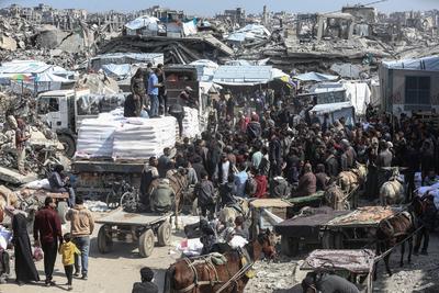 The United Nations Relief and Works Agency for Palestine Refugees in the Near East (UNRWA) continues to distribute flour bags to the residents of the Gaza Strip in Jabalia camp-stock-foto