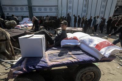 The United Nations Relief and Works Agency for Palestine Refugees in the Near East (UNRWA) continues to distribute flour bags to the residents of the Gaza Strip in Jabalia camp-stock-foto