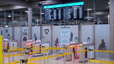 Stillstand am Flughafen K?ln/Bonn: Ab 4 Uhr morgens sind die Terminals wie ausgestorben. Anzeigetafeln zeigen reihenweise gestrichene Fl?ge, Menschen sitzen ratlos mit Koffern in der Abflughalle. Wegen der ver.di-Warnstreiks steht der Flugbetrieb nahezu komplett still. Sicherheitskontrollen bleiben unbesetzt, Check-in-Schalter geschlossen. Der Streik legt nicht nur den Flugverkehr lahm, sondern sorgt auch f?r leere Gates und verlassene Wartezonen.-stock-photo