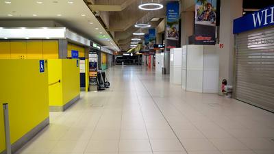 Stillstand am Flughafen K?ln/Bonn: Ab 4 Uhr morgens sind die Terminals wie ausgestorben. Anzeigetafeln zeigen reihenweise gestrichene Fl?ge, Menschen sitzen ratlos mit Koffern in der Abflughalle. Wegen der ver.di-Warnstreiks steht der Flugbetrieb nahezu komplett still. Sicherheitskontrollen bleiben unbesetzt, Check-in-Schalter geschlossen. Der Streik legt nicht nur den Flugverkehr lahm, sondern sorgt auch f?r leere Gates und verlassene Wartezonen.-stock-photo