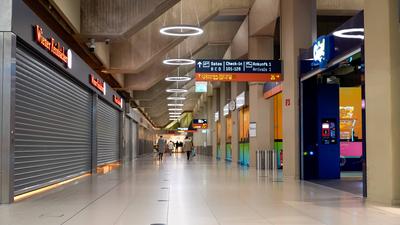 Stillstand am Flughafen K?ln/Bonn: Ab 4 Uhr morgens sind die Terminals wie ausgestorben. Anzeigetafeln zeigen reihenweise gestrichene Fl?ge, Menschen sitzen ratlos mit Koffern in der Abflughalle. Wegen der ver.di-Warnstreiks steht der Flugbetrieb nahezu komplett still. Sicherheitskontrollen bleiben unbesetzt, Check-in-Schalter geschlossen. Der Streik legt nicht nur den Flugverkehr lahm, sondern sorgt auch f?r leere Gates und verlassene Wartezonen.-stock-photo