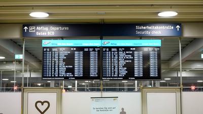 Stillstand am Flughafen K?ln/Bonn: Ab 4 Uhr morgens sind die Terminals wie ausgestorben. Anzeigetafeln zeigen reihenweise gestrichene Fl?ge, Menschen sitzen ratlos mit Koffern in der Abflughalle. Wegen der ver.di-Warnstreiks steht der Flugbetrieb nahezu komplett still. Sicherheitskontrollen bleiben unbesetzt, Check-in-Schalter geschlossen. Der Streik legt nicht nur den Flugverkehr lahm, sondern sorgt auch f?r leere Gates und verlassene Wartezonen.-stock-photo