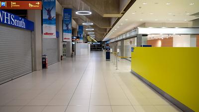 Stillstand am Flughafen K?ln/Bonn: Ab 4 Uhr morgens sind die Terminals wie ausgestorben. Anzeigetafeln zeigen reihenweise gestrichene Fl?ge, Menschen sitzen ratlos mit Koffern in der Abflughalle. Wegen der ver.di-Warnstreiks steht der Flugbetrieb nahezu komplett still. Sicherheitskontrollen bleiben unbesetzt, Check-in-Schalter geschlossen. Der Streik legt nicht nur den Flugverkehr lahm, sondern sorgt auch f?r leere Gates und verlassene Wartezonen.-stock-photo