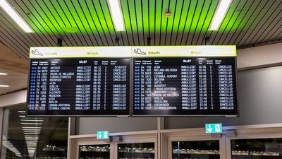 Stillstand am Flughafen K?ln/Bonn: Ab 4 Uhr morgens sind die Terminals wie ausgestorben. Anzeigetafeln zeigen reihenweise gestrichene Fl?ge, Menschen sitzen ratlos mit Koffern in der Abflughalle. Wegen der ver.di-Warnstreiks steht der Flugbetrieb nahezu komplett still. Sicherheitskontrollen bleiben unbesetzt, Check-in-Schalter geschlossen. Der Streik legt nicht nur den Flugverkehr lahm, sondern sorgt auch f?r leere Gates und verlassene Wartezonen.-stock-photo