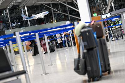 Warnstreiks an Flugh?fen - Stuttgart-stock-foto