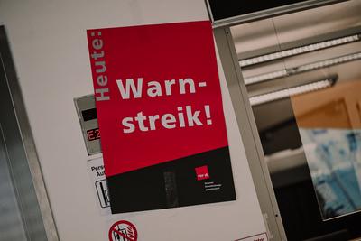 Warnstreiks an Flugh?fen - Stuttgart-stock-foto