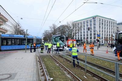 Schwerer Unfall in M?nchen-stock-foto