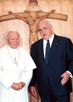 Bundeskanzler Helmut Kohl (re., GER/CDU) empf?ngt den Papst Johannes Paul II. (li., POL) in Berlin-stock-photo