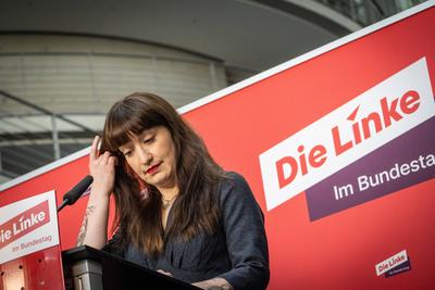 Heidi Reichinnek, Bundesvorsitzende und Fraktionsvorsitzende Die Linke, gibt im Deutschen Bundestag (Paul-L?be-Haus) ein Statement zur geplanten Grundgesetz?nderung zur Reform der Schuldenbremse ab und k?ndigt eine dagegen Klage an-stock-foto