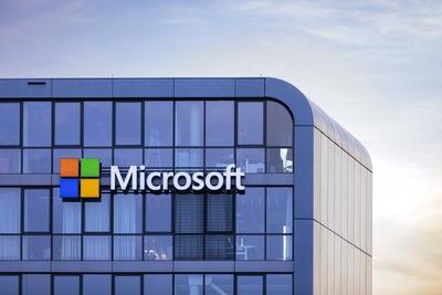 Logo der Microsoft Corporation am Sitz der Microsoft Deutschland GmbH im Rheinauhafen. K?ln, 26.08.2019 *** Logo of the-stock-foto