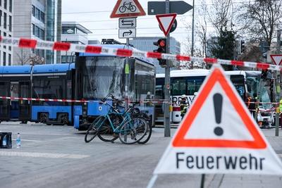 Schwerer Unfall in M?nchen-stock-foto