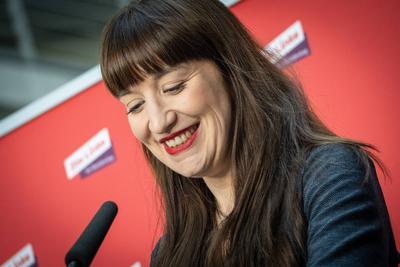 Heidi Reichinnek, Bundesvorsitzende und Fraktionsvorsitzende Die Linke, gibt im Deutschen Bundestag (Paul-L?be-Haus) ein Statement zur geplanten Grundgesetz?nderung zur Reform der Schuldenbremse ab und k?ndigt eine dagegen Klage an-stock-foto