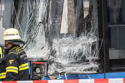 Munich, Bavaria, Germany - March 10, 2025: Serious traffic accident in Munich, a coach and a streetcar collided. The bro-stock-foto