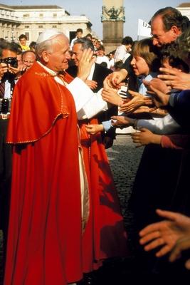 Papst Johannes Paul II. (POL) begr??t seine Anh?nger auf dem Petersplatz in Rom-stock-photo