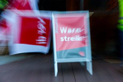 Warnstreiks der Besch?ftigten im Luftsicherheitsbereich-stock-foto