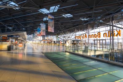 Ganzt?giger ver.di Warnstreik im Flughafen K?ln Bonn 10.03.2025-stock-foto
