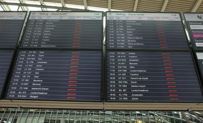 Flugzielanzeiger mit gestrichenen Verbindungen w?hrend des Warnstreiks der Besch?ftigten am Hamburger Flughafen, die unt-stock-foto