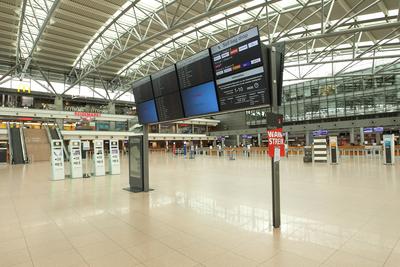 Nahezu menschenleeres Terminal 1 im Airport Hamburg w?hrend des Warnstreiks der Besch?ftigten am Hamburger Flughafen, di-stock-foto
