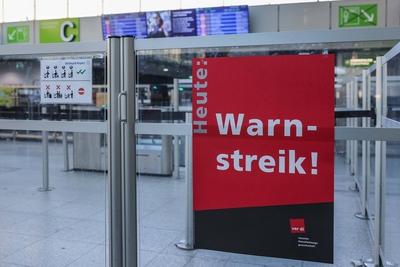Warnstreiks der Besch?ftigten im Luftsicherheitsbereich-stock-foto