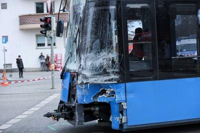 Schwerer Unfall in M?nchen-stock-foto