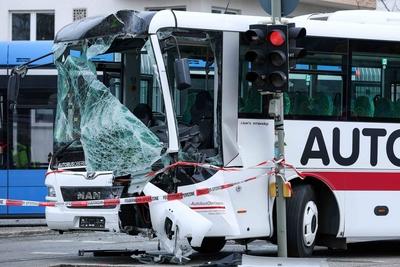 Schwerer Unfall in M?nchen-stock-foto