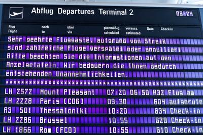 Warnstreiks der Besch?ftigten im Luftsicherheitsbereich-stock-foto