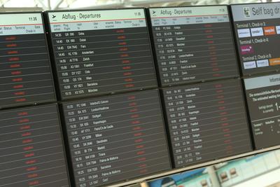 Flugzielanzeiger mit gestrichenen Verbindungen w?hrend des Warnstreiks der Besch?ftigten am Hamburger Flughafen, die unt-stock-foto