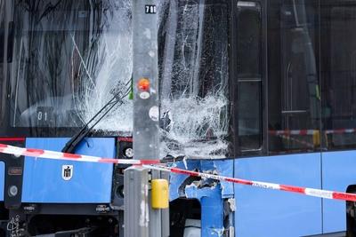 Schwerer Unfall in M?nchen-stock-foto