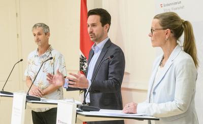 20250310 Pressekonferenhz des Bildungsministers zum Thema Handyfreie Zonen in Schulen-stock-foto