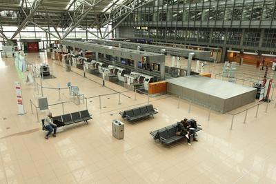 Nahezu menschenleeres Terminal 1 im Airport Hamburg w?hrend des Warnstreiks der Besch?ftigten am Hamburger Flughafen, di-stock-foto