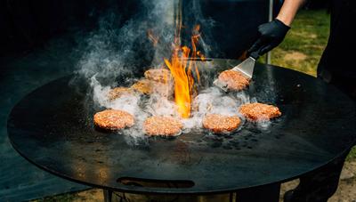 Preparing juicy beef hamburger patties . BBQ meat sizzling over hot flames. Preparing juicy beef hamburger patties . BBQ-stock-foto