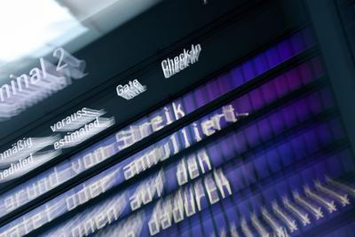Warnstreiks der Besch?ftigten im Luftsicherheitsbereich-stock-foto