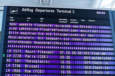 Warnstreiks der Besch?ftigten im Luftsicherheitsbereich-stock-foto