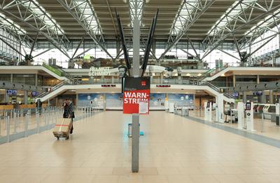 Nahezu menschenleeres Terminal 2 im Airport Hamburg w?hrend des Warnstreiks der Besch?ftigten am Hamburger Flughafen, di-stock-foto