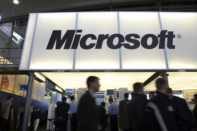 18 03 2003 Hanver Niedersachsen DEU CEBIT 2003 Messestand der Firma Microsoft Menschen Fir-stock-foto