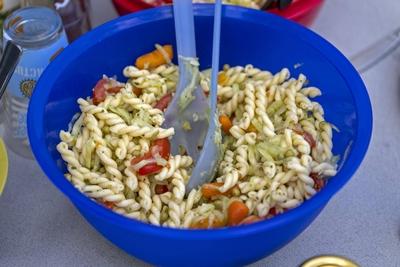 08.06.2023, Grillen auf dem Balkon, die Grillsaucen, Salate und Besteck liegen am Tisch bereit. Hier der Nudelsalat. 08.-stock-photo