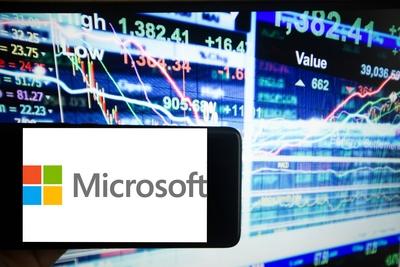 Wertvollste Unternehmen Das Logo von Microsoft ist auf einem Bildschirm von einem Handy neben einer-stock-foto