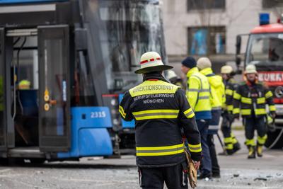 Munich, Bavaria, Germany - March 10, 2025: Serious traffic accident in Munich, a coach and a streetcar collided. The fir-stock-foto