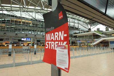 Nahezu menschenleeres Terminal 2 im Airport Hamburg w?hrend des Warnstreiks der Besch?ftigten am Hamburger Flughafen, di-stock-foto