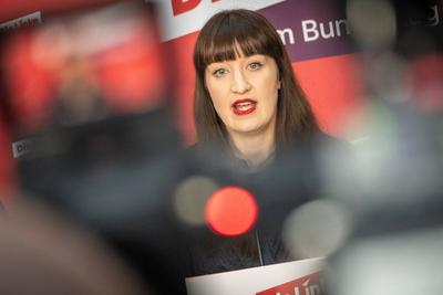 Heidi Reichinnek, Bundesvorsitzende und Fraktionsvorsitzende Die Linke, gibt im Deutschen Bundestag (Paul-L?be-Haus) ein Statement zur geplanten Grundgesetz?nderung zur Reform der Schuldenbremse ab und k?ndigt eine dagegen Klage an-stock-foto