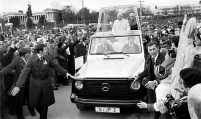 Papst Johannes Paul II. (POL) und Kardinal Joseph Ratzinger (re., GER) w?hrend eines Besuchs in M?nchen-stock-photo