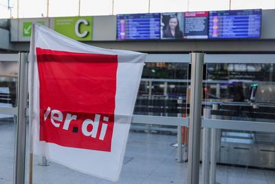 Warnstreiks der Besch?ftigten im Luftsicherheitsbereich-stock-foto